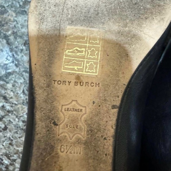 Tory Burch Black Leather Flats with Gold Logo - Picture 4 of 4